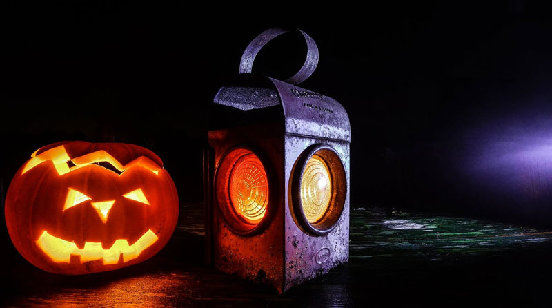 Halloween-Lighting-Pumpkin-Beside-Lamp-Lantern