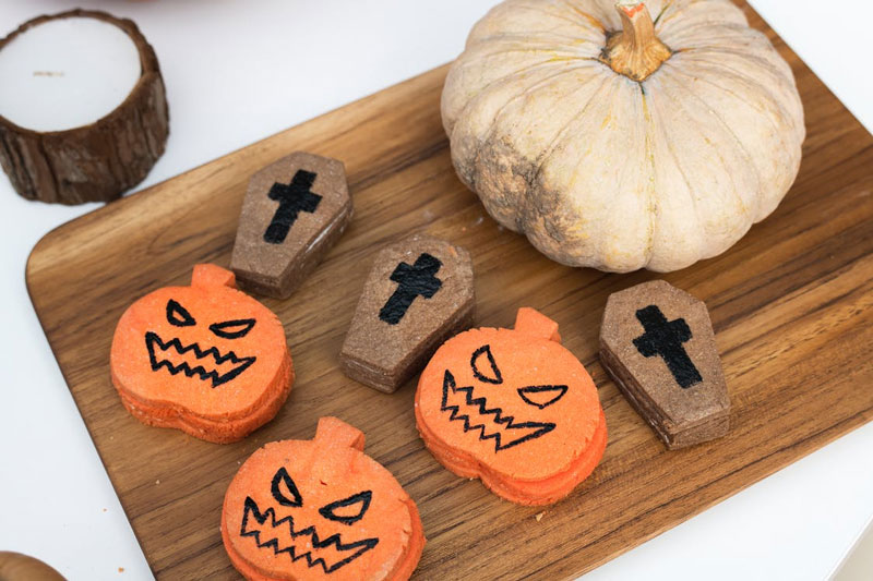 Halloween-Pumpkin-Jack-o-Lantern-With-Coffin-Cookies