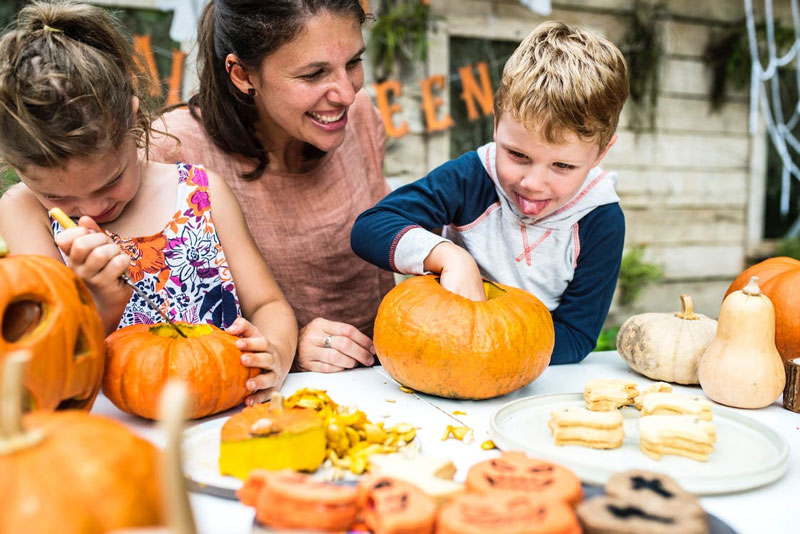 Kids-Playing-With-Pumpkins